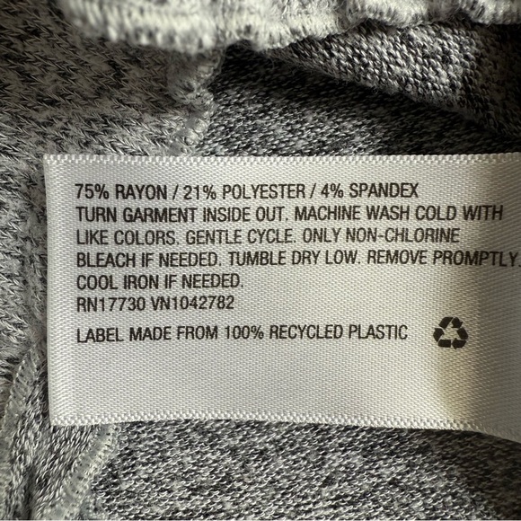 WILD FABLE LIGHT GRAY LONG SLEEVE CREWNECK TOP WITH WAVY HEM SIZE XS - Picture 7 of 7